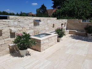 Natursteinmauer mit Wasserfall